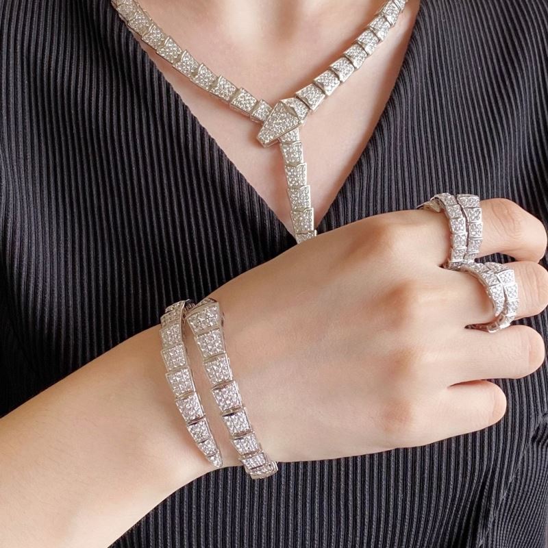 Bv1g*ai necklaces
